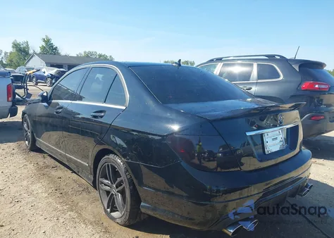 2012 Mercedes-Benz C 300 Sport 4Matic z USA, uszkodzony, nr VIN WDDGF8BB1CR200823